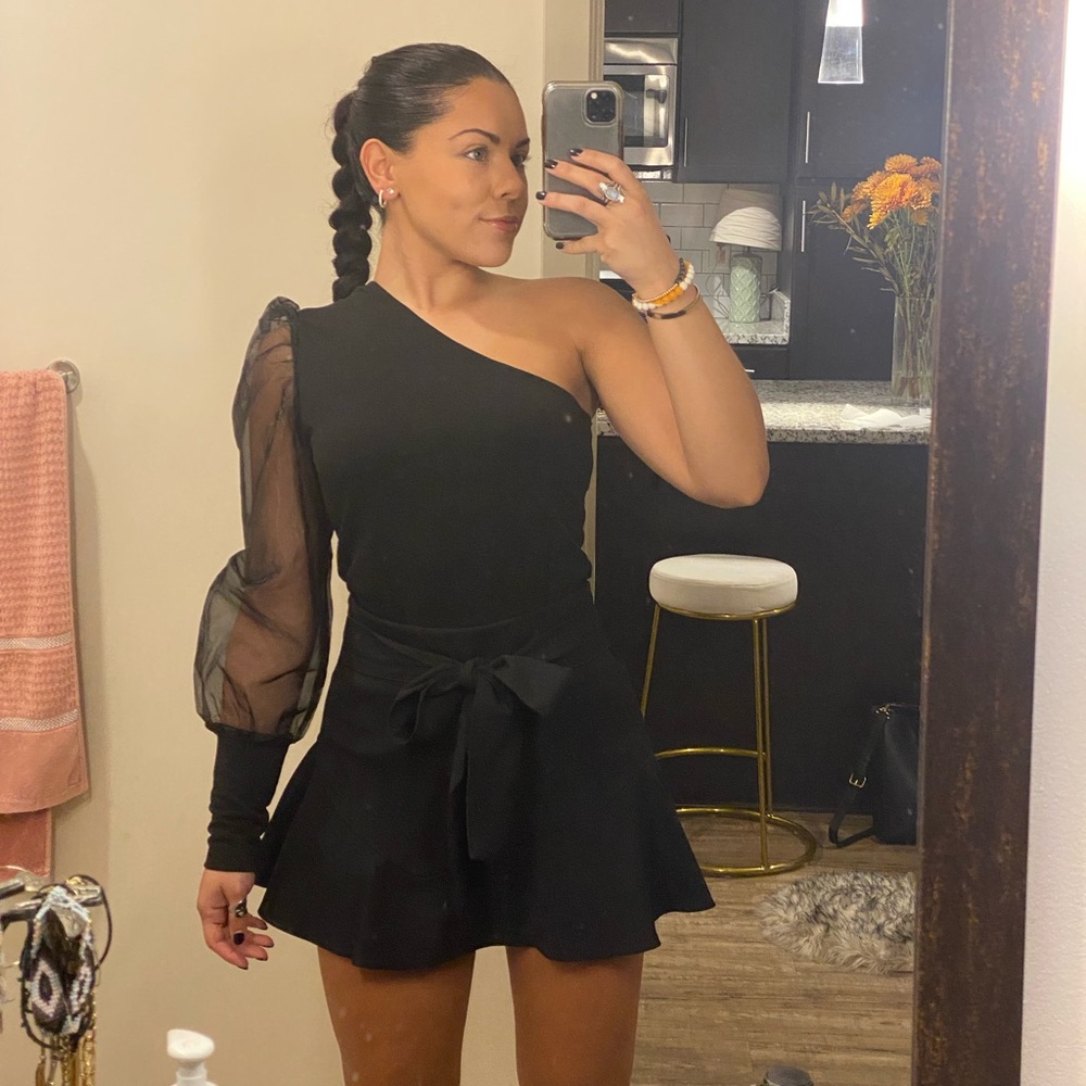 One-shoulder black top with Sheer Sleeve